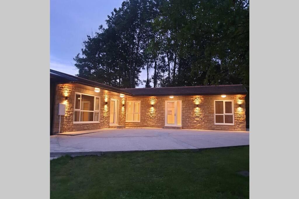Luxury Five Star Cottage One Tantobie Kültér fotó